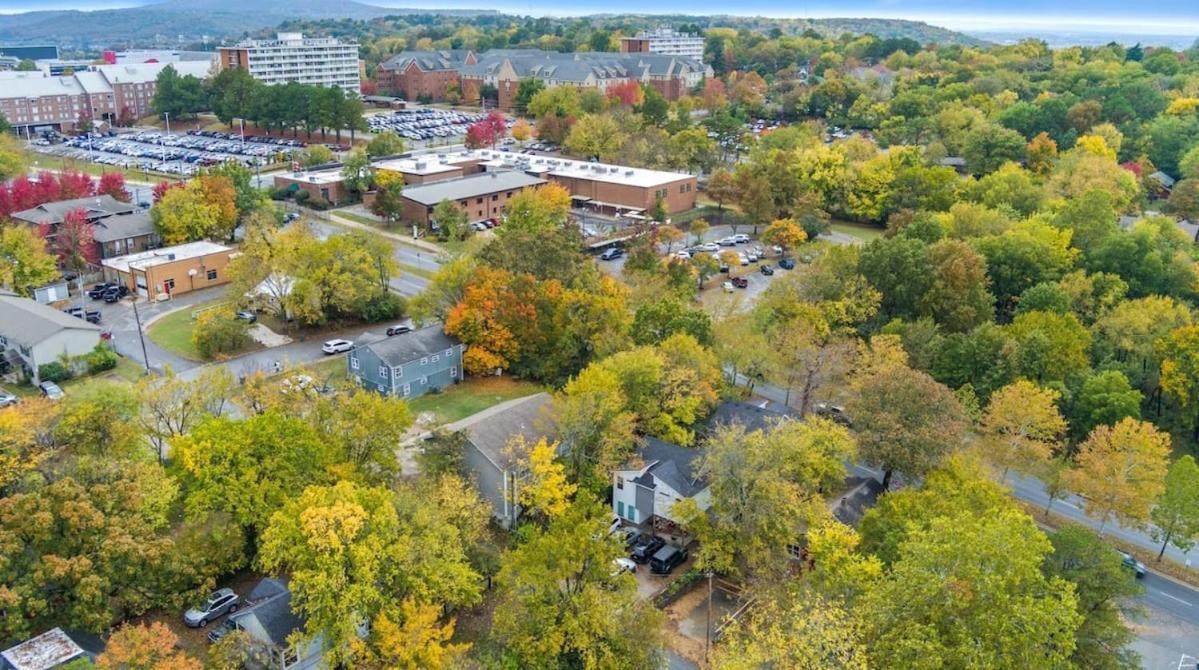 Villa Little Red-Easy 1 2 Mi Walk To Uofa Campus Fayetteville Exterior foto